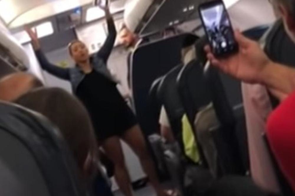 Nije htela da ugasi mobilni, svađala se sa svima, a onda se okrenula i pokazala zadnjicu!