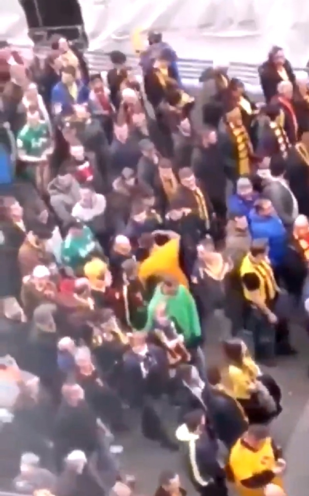KAKVA DILEJA! Ušao među protivničke navijače i krenuo da ih šiba, da bi ga ovi potom ugazili od batina!