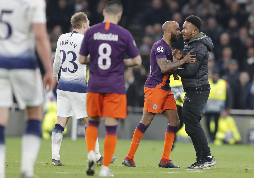 Navijač upao na teren želeći da se obračuna sa protivničkim igračem koji je povredio kapitena njegovog tima! (FOTO)