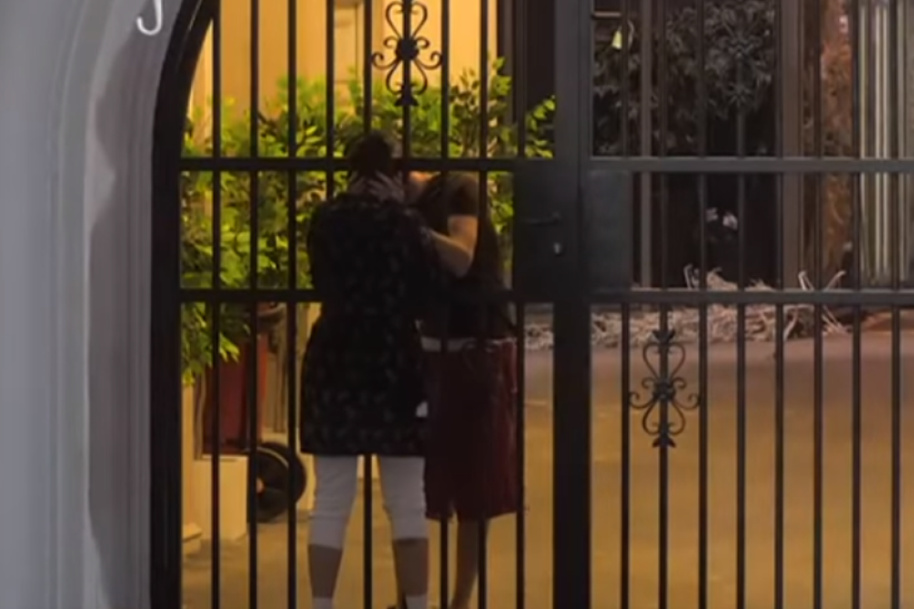 Toma tešio Minu posle nervnog sloma, uputio joj NEŽNE REČI, a onda je SOČNO POLJUBIO KROZ REŠETKE! (VIDEO)