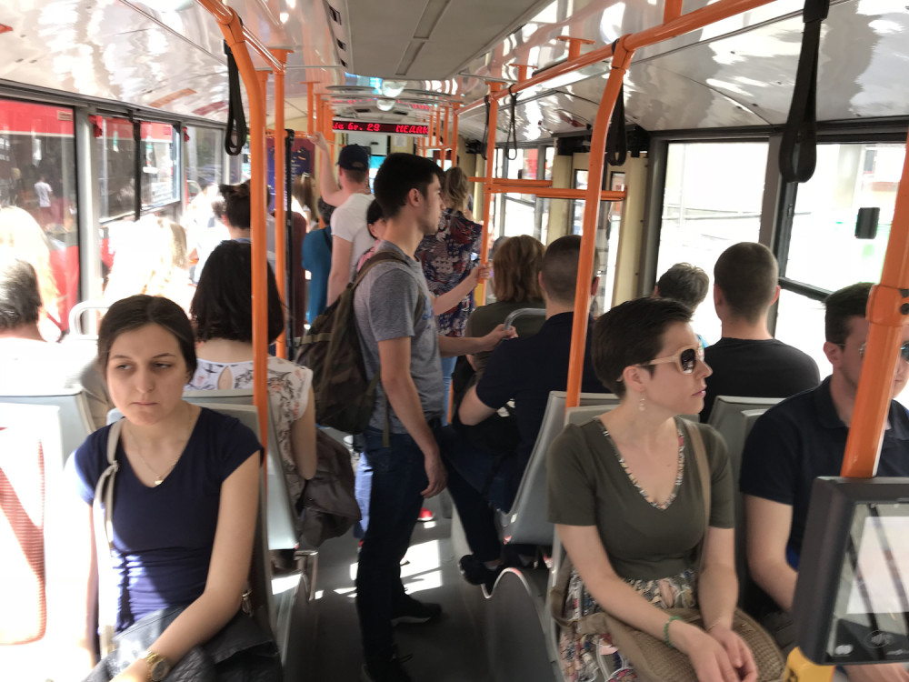 Mlada majka dojila bebu na podu gradskog prevoza: Niko nije hteo da joj ustupi mesto, a onda su je rastrgli na društvenim mrežama! (FOTO)