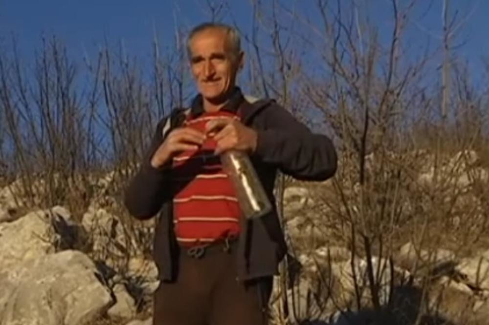 Drago je golim rukama uhvatio hiljade poskoka, i tako zarađivao za život: Ujela me je samo jedna! (VIDEO)