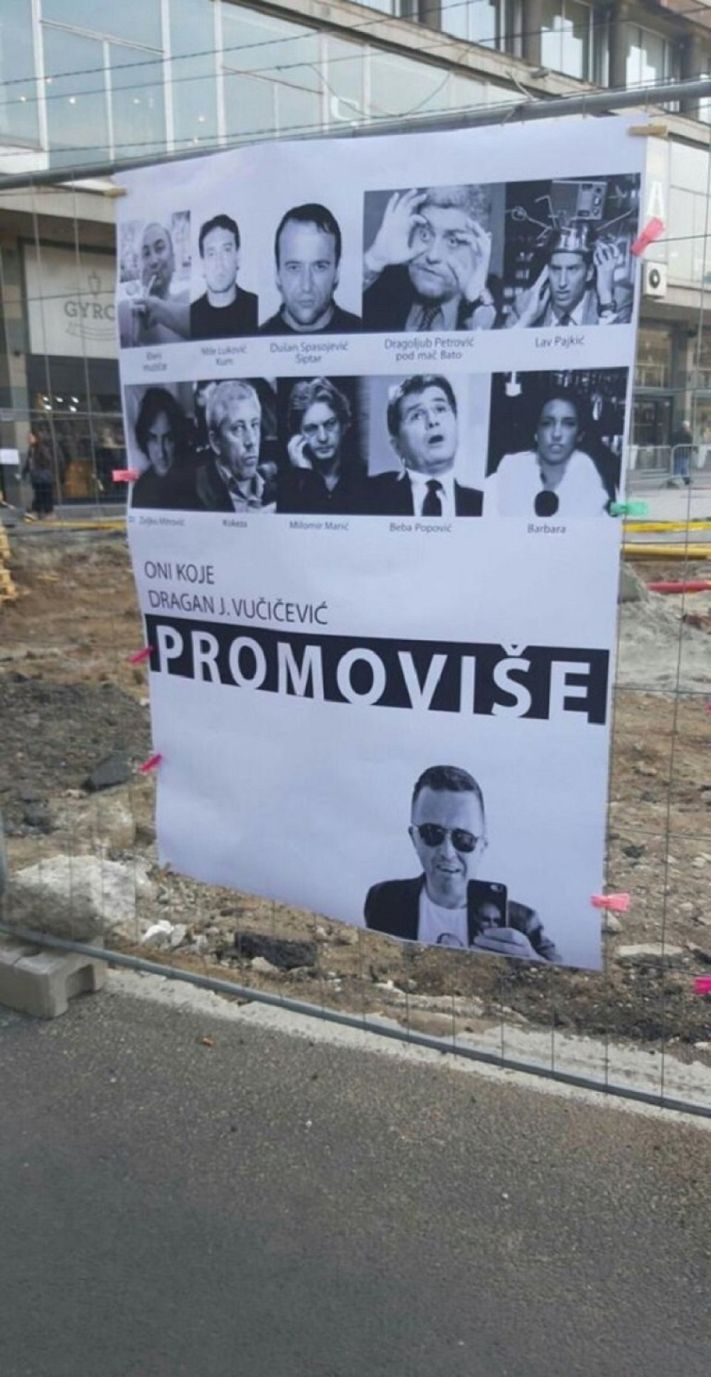 Đilasovci u centru Beograda razapeli plakate sa likom Vučićevića! Ispisali bljuvotine koje ni pas s maslom ne bi pojeo (FOTO)