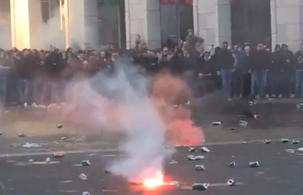 Ratna zona u Amsterdamu, navijači se sukobili i sa policijom! (FOTO+VIDEO)