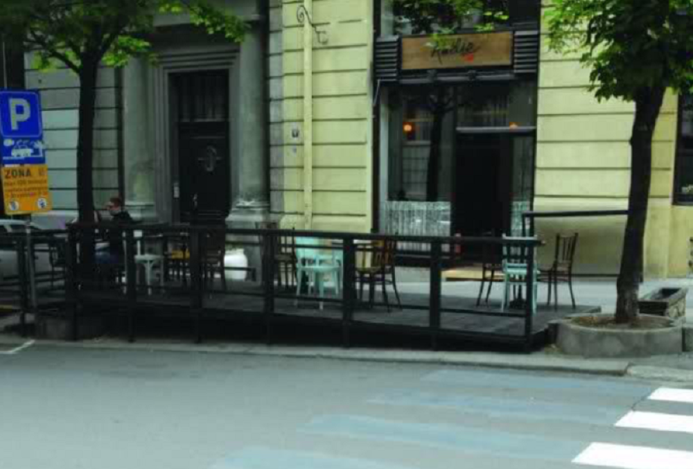 Pogledajte kako izgleda kafić funkcionera DS-a Balše Božovića i cirkus koji je zbog njega napravio od ulice (FOTO)
