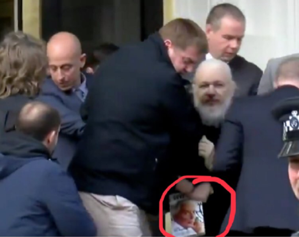 Dok su Asanža izvodili, u rukama je držao skrivenu poruku i nadao se da će je neko primetiti! Otkrivamo o čemu se radi (FOTO)