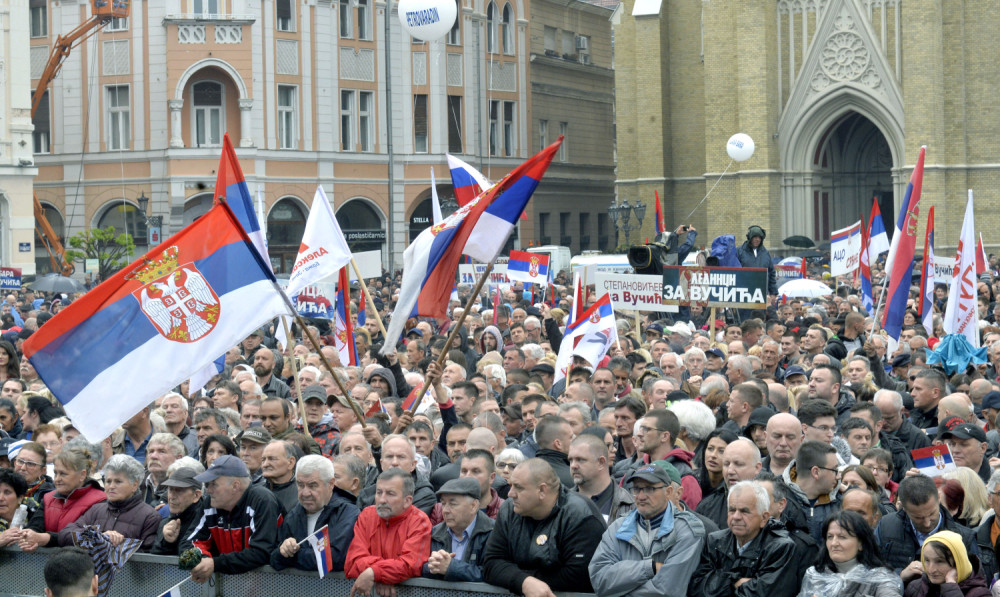 Ovaj legendarni pevač podržao Vučića u Novom Sadu, vešto sakriven u masi, a sad će prvi put pevati na jednom skupu! (FOTO/VIDEO)