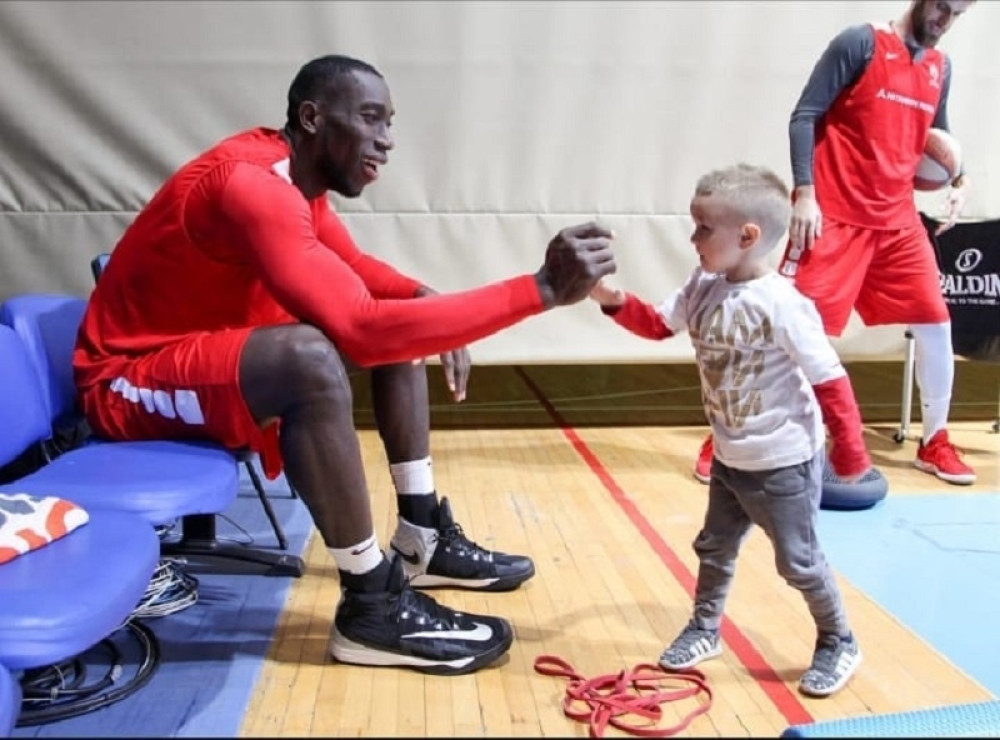 Prelepa slika košarkaša Zvezde i navijača, zapalila društvene mreže! (FOTO+VIDEO)
