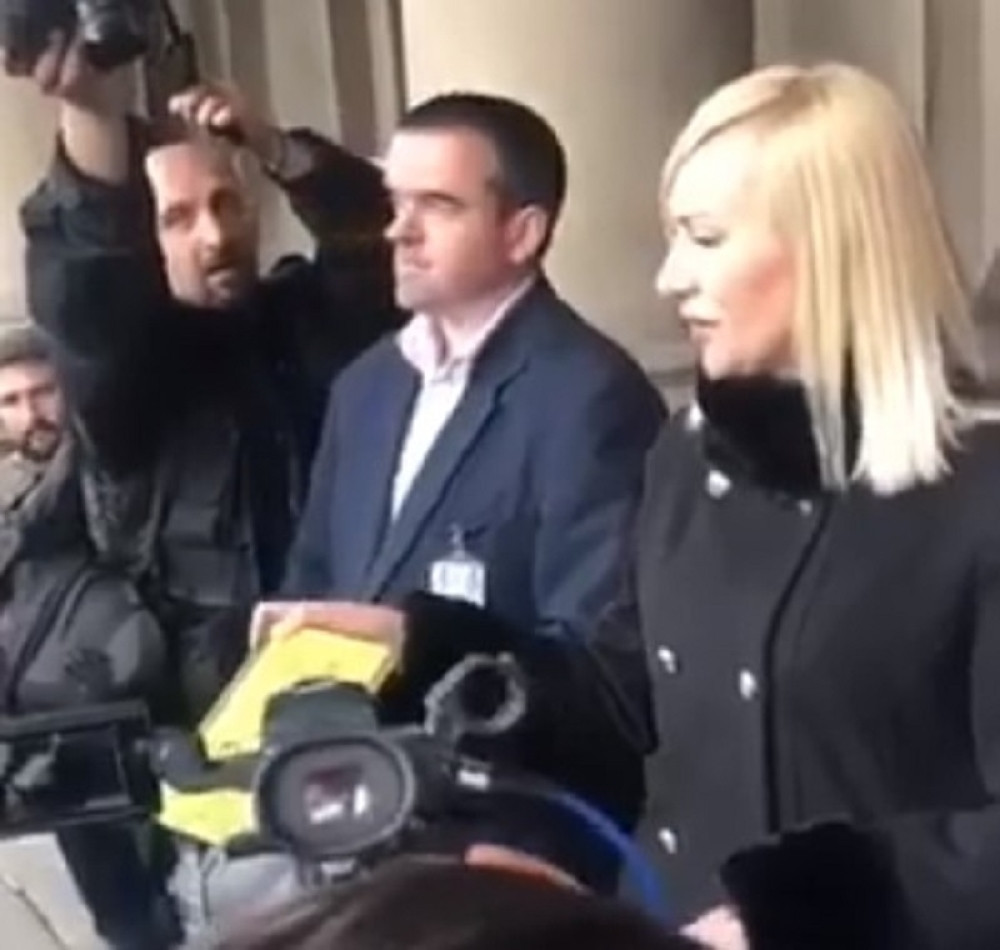 Bastaća dočekalo iznenađenje ispred Skupštine grada! Posle onoga što mu je Dobrila uručila, nije umeo NI DA ZINE (VIDEO)