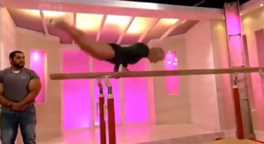 Ima 93 godine, ali i dalje uspešno demonstrira gipkost i snagu! (VIDEO)