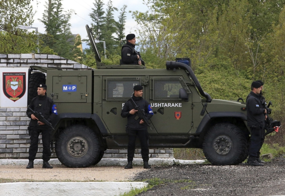 Lopovi izleteli iz blindiranog kombija, uleteli na pistu i odneli MILIONE EVRA! (VIDEO)