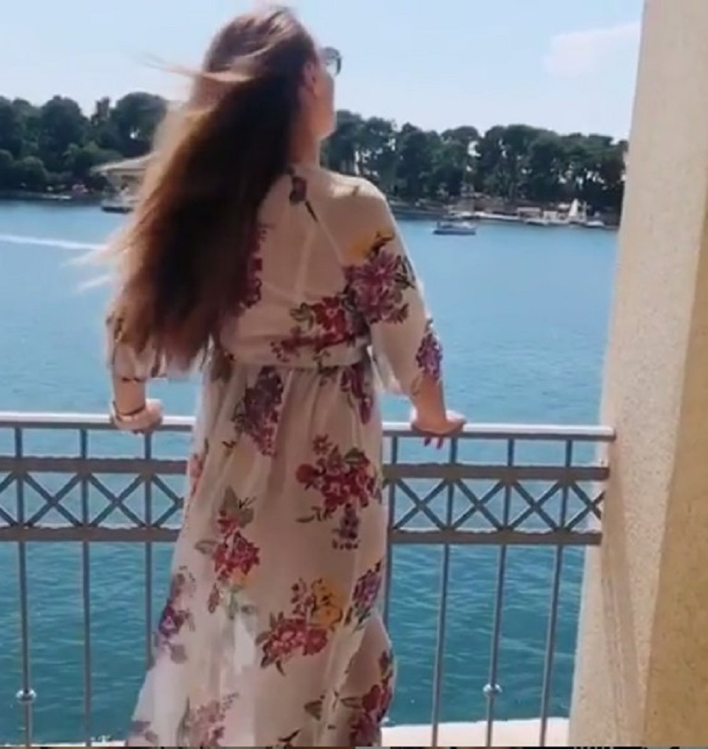 Naša pevačica je EKSTREMNO SUJEVERNA! Nosi crveni konac, a evo zašto sina krsti u Srbiji!