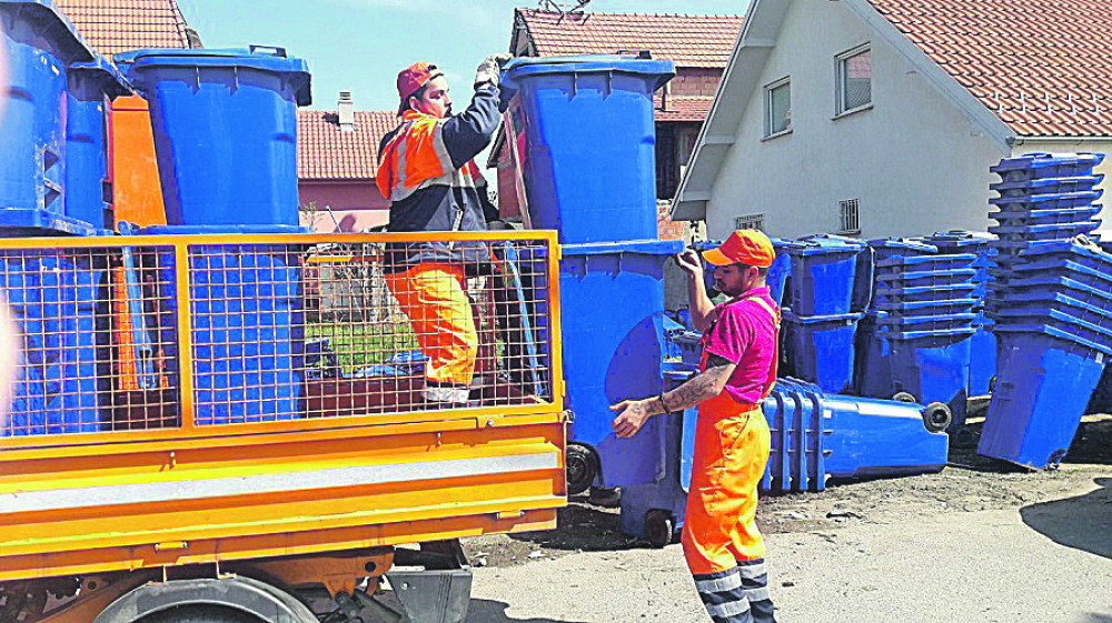 "Čistoća" deli PVC kante u naselju Braća Marić