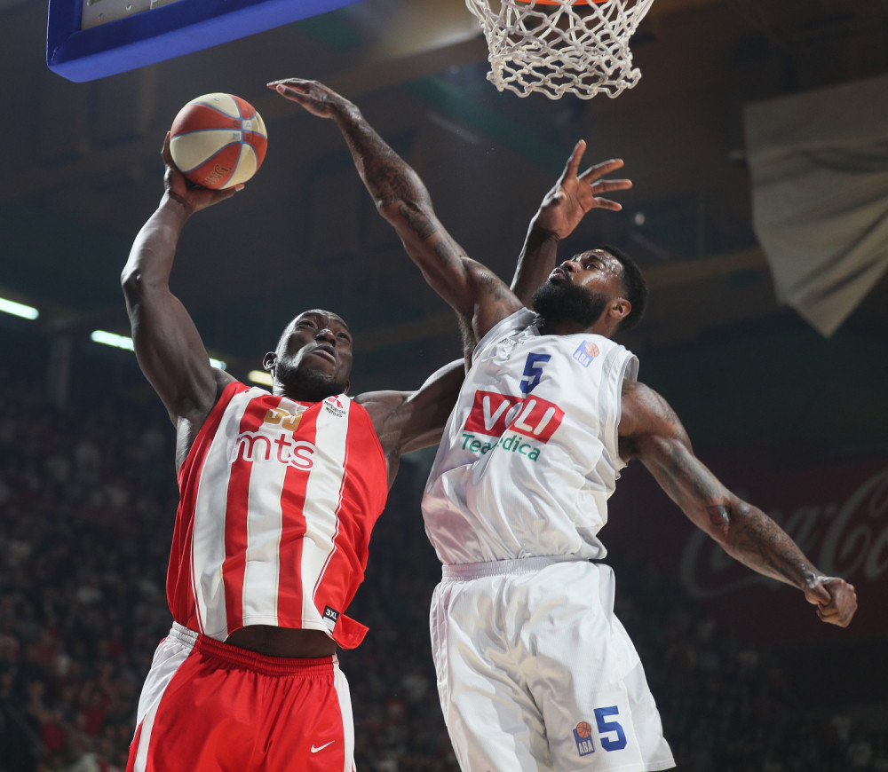 Ovo je potez meča u "Pioniru"! Beron zatvorenih očiju, a onda BRUTALNO ZAKUCAVANJE ODŽA, kojim je zadrmao dvoranu! (VIDEO)