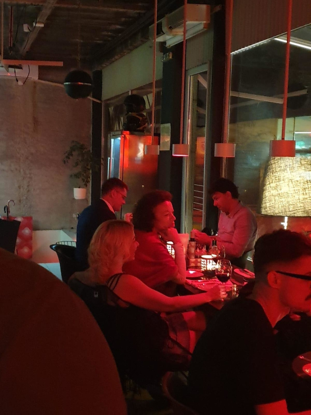 Posle bahaćenja u Los Anđelesu, Jeremić jede i pije u skupom beogradskom restoranu!