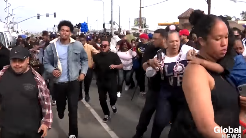 Desetine hiljada došlo da isprati poznatog muzičara, odjekivali pucnji i muzika, brojali mrtve i ranjene, a onda je krenuo STAMPEDO! (VIDEO)