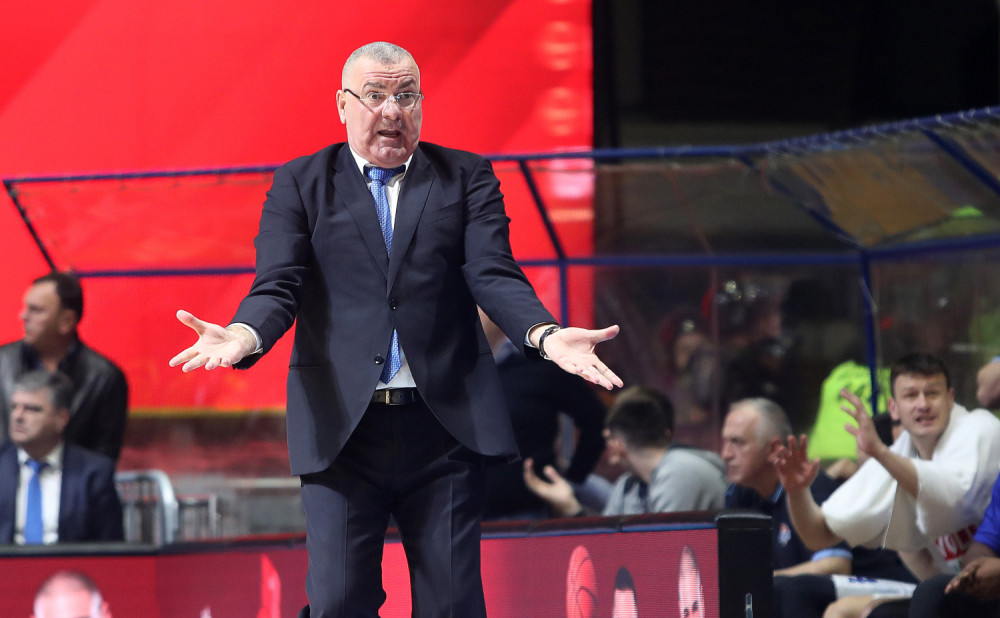 Pomahnitali Hrvat ponovo tuče svoje igrače! (VIDEO)