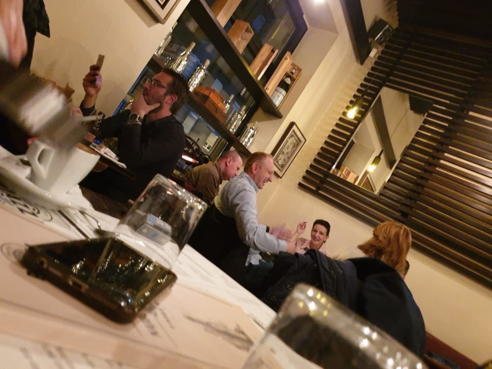 Po kafanama opuštanje, bahaćenje, trošenje, a sutra bi da zapale Srbiju! (FOTO)