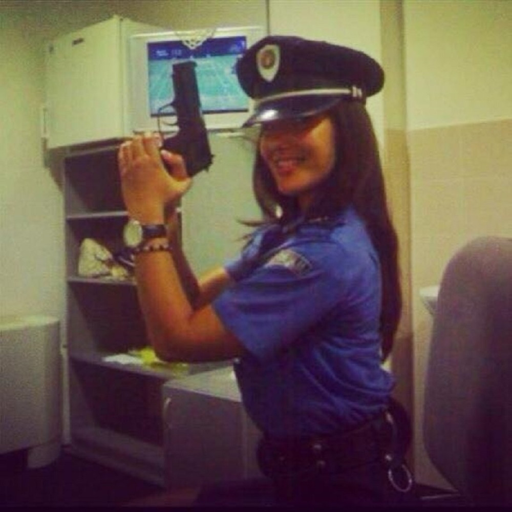 Učiteljicu i bivšu policajku optužuju da je "estradna prostituka"