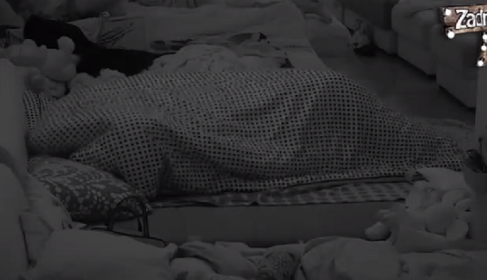 Pribio je uz sebe, počeo da je ljubi i mazi, a onda joj ZAVUKAO RUKU! Ona nije mogla da se odupre! (18+)