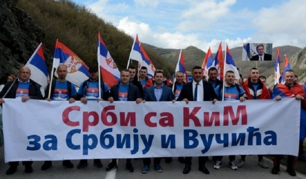 Ova hrabra grupa Srba sa Kosova pešači ka Beogradu noseći u rukama barjake, staće tek kada ugledaju ovog čoveka 19. aprila!