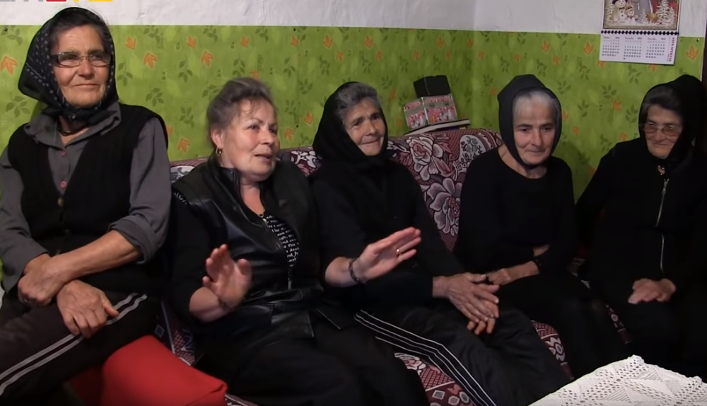 Nikad se nisu udavale, od smrti majke nose crninu, ne gledaju tv, ne slušaju radio, a da im nije DVE STVARI ne bi ostale žive ...