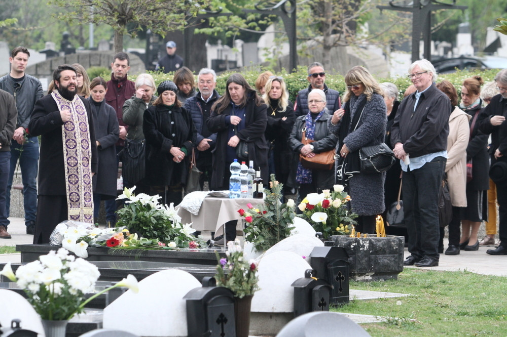 Tuga na grobu Milene Dravić, okupili se kolege i porodica! (FOTO)