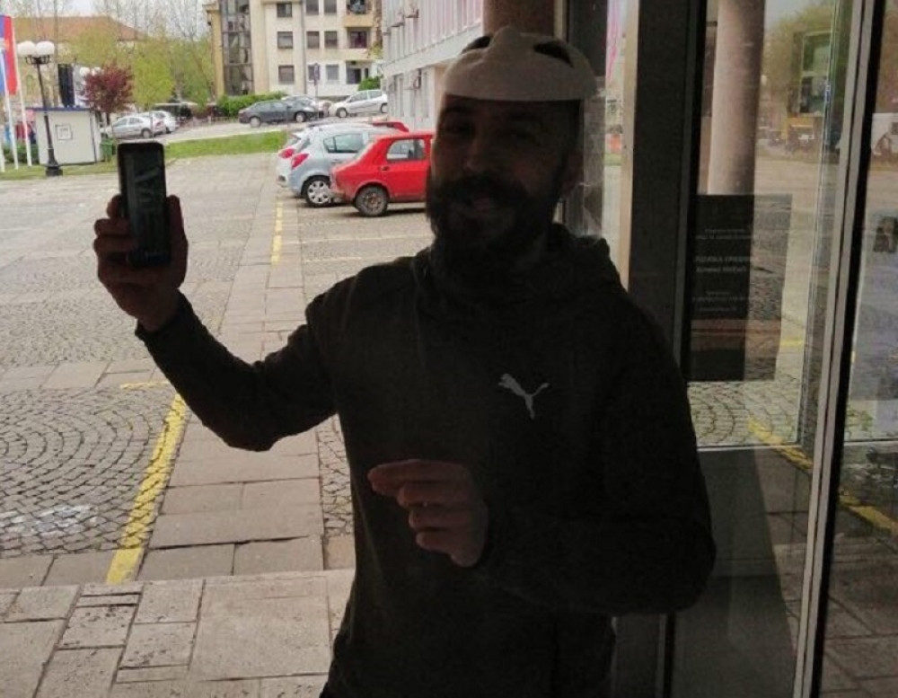 Života je iz Lazarevca krenuo na protest u Beograd, a kad vidite ko mu pravi društvo biće vam ga žao! (FOTO)