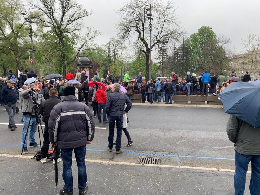 Ispred Skupštine između 7.300 i 7.500 ljudi, za sada nema incidenata!