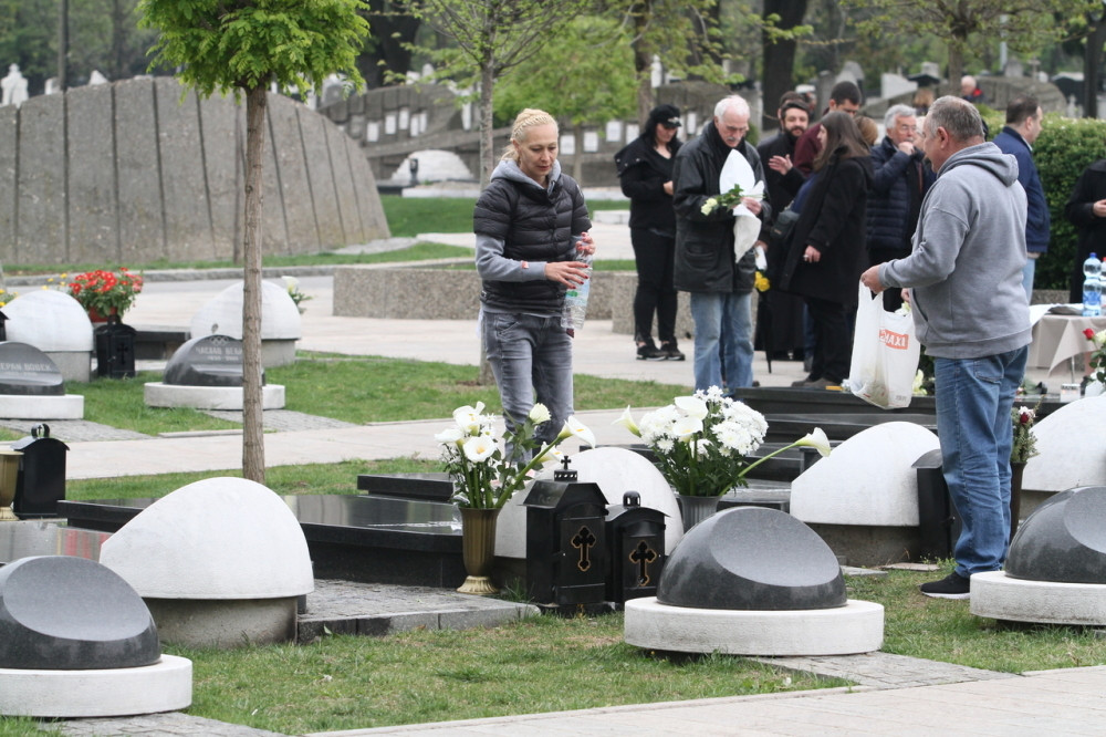 Sanela posetila očev grob, a onda uradila nešto što od čega ćete početi da PLAČETE! (FOTO)