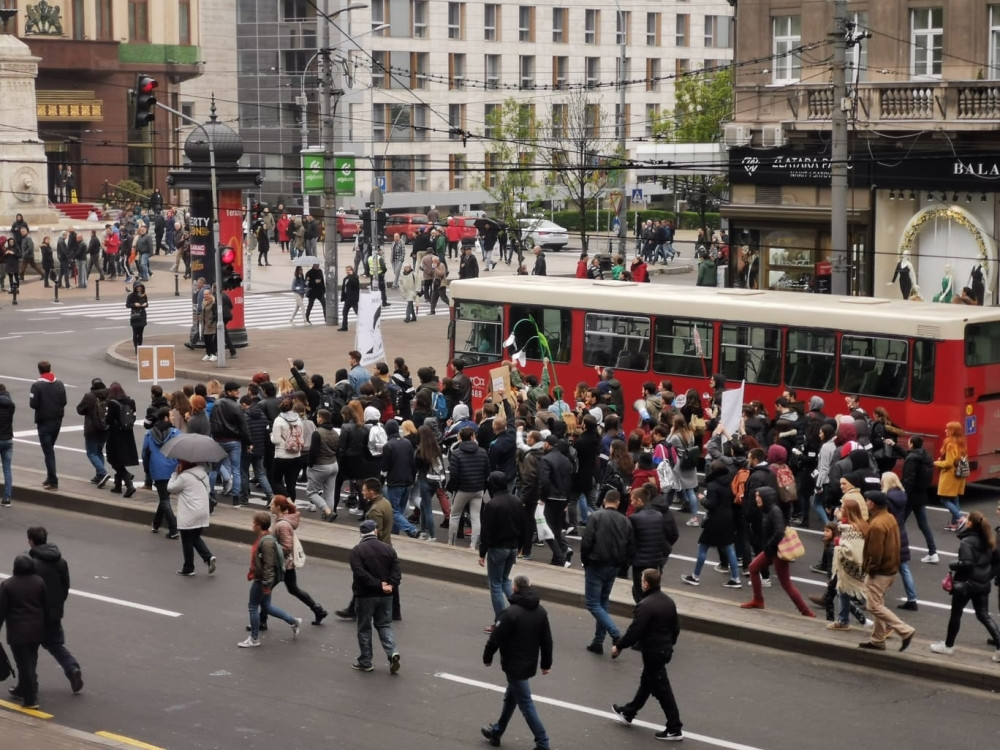 Poznati voditelj povređen na protestu opozicije u subotu, pretili kako će ga zaklati! (FOTO)