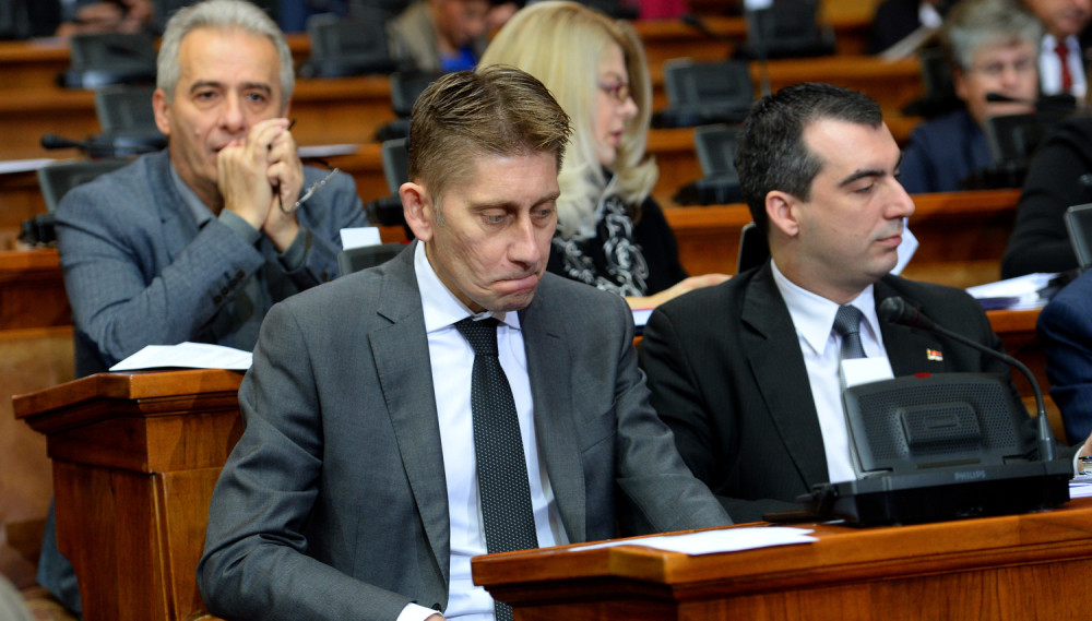 Poslanici ne mrdaju iz Skupštine! Ostaju da je brane od tajkuna i fašista!