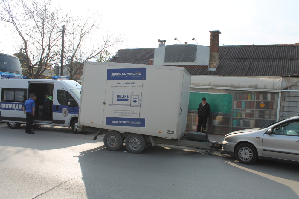 Prikolica se otkačila sa autobusa, prestigla ga, pa se zakucala u auto koji je dolazio! Neverica u Nišu! (FOTO)