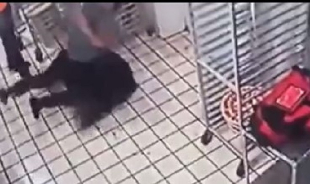 Pljačkaš spustio gard kada je uzeo novac, ali to mu je bila fatalna greška (UZNEMIRUJUĆI VIDEO)