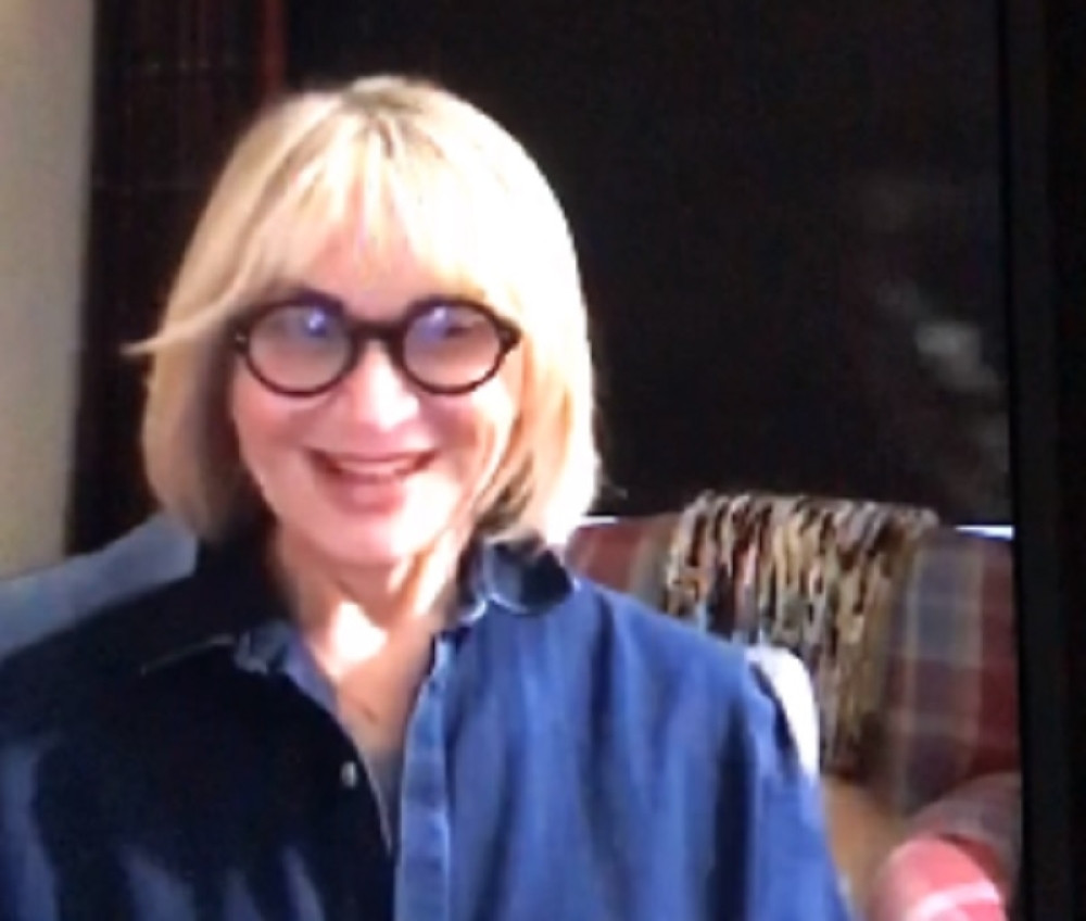 Bivša učesnica "Velikog Brata" pokušala da uspostavi kontakt sa mrtvima, a onda se iza nje pojavilo nešto jezivo! (VIDEO)