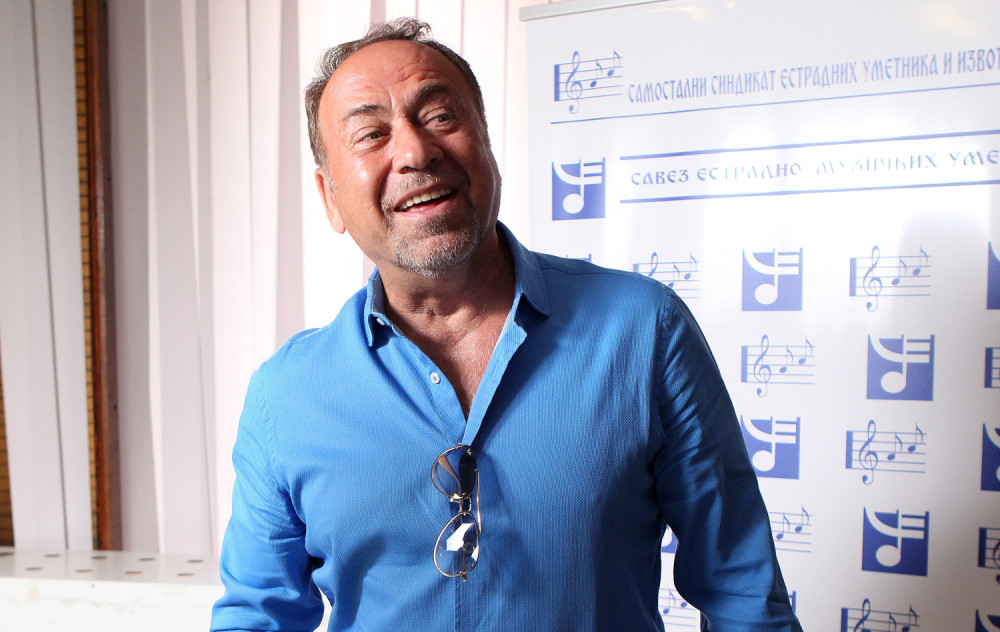 (FOTO) Kopa po bašti, seje i gaji povrće! Ovo je žena Marinka Rokvića!