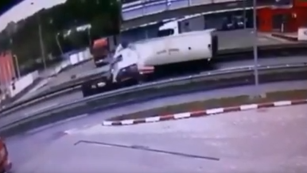 Krenuli na Krim da ČISTE MINE, u punoj brzini uleteo u kolonu i POČEO DA GAZI!