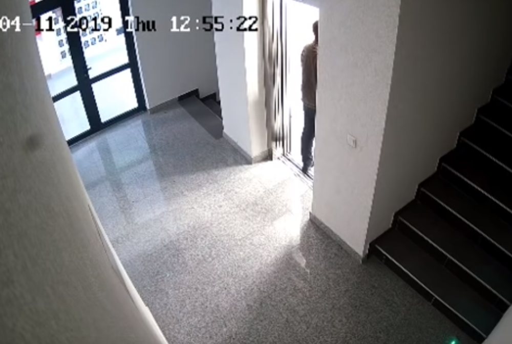 Muškarac ušao u zgradu u centru grada, pozvao lift i u njemu obavio nuždu! Stanari zgroženi!