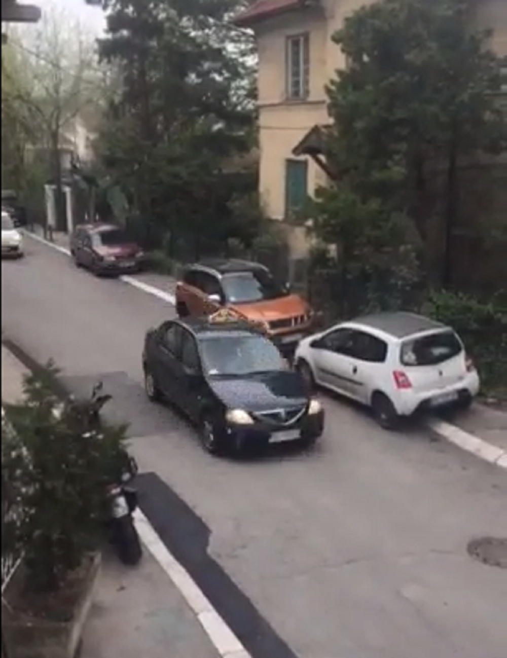 U toku potera za taksistom, komunalna policija ga prati već pola sata, građani snimili JURNJAVU! (VIDEO)