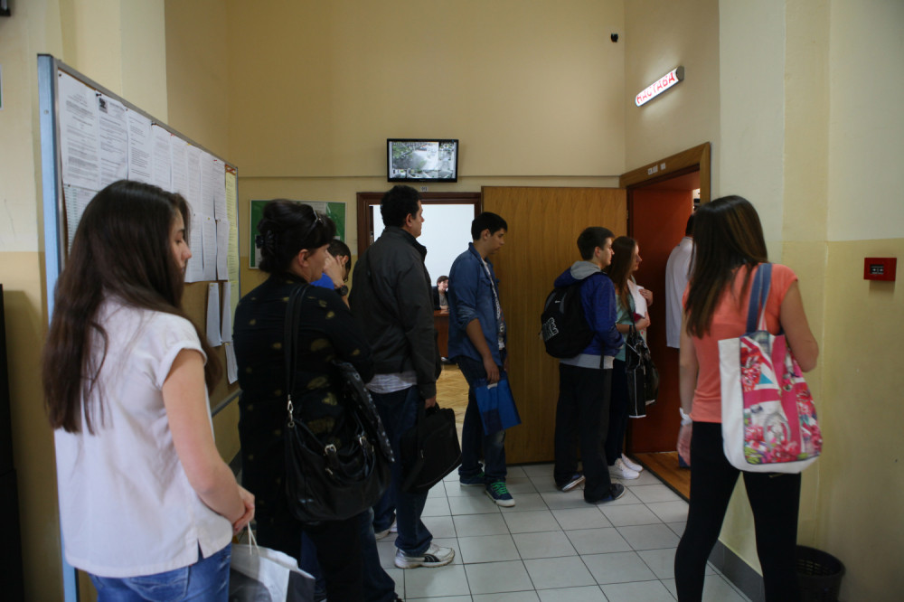 Dvojica upala i tukla đaka, pa počela da razbijaju prozore