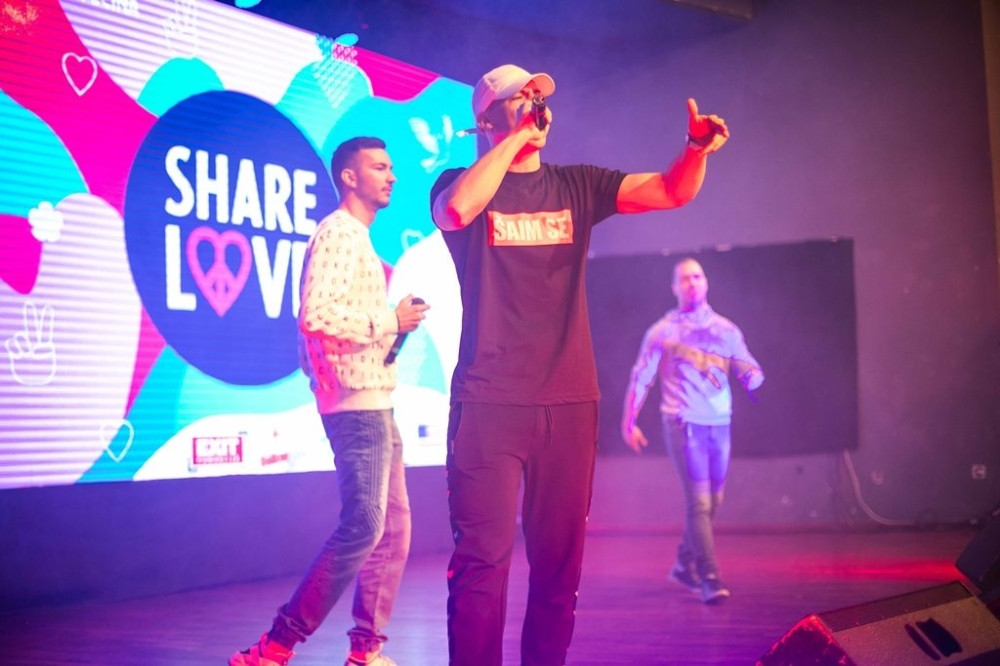 EXIT i najgledaniji jutjuberi predvođeni Baka Prasetom pozvali ceo Balkan da širi ljubav!