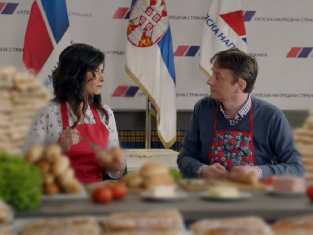 Nećete verovati šta čelnici stranke rade na početku snimka! Ovu scenu niste očekivali