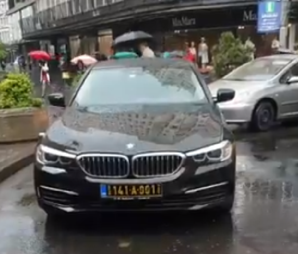 Crnogorski ambasador blokirao saobraćaj u Beogradu! Ono što je iza auta izaziva bes (VIDEO)