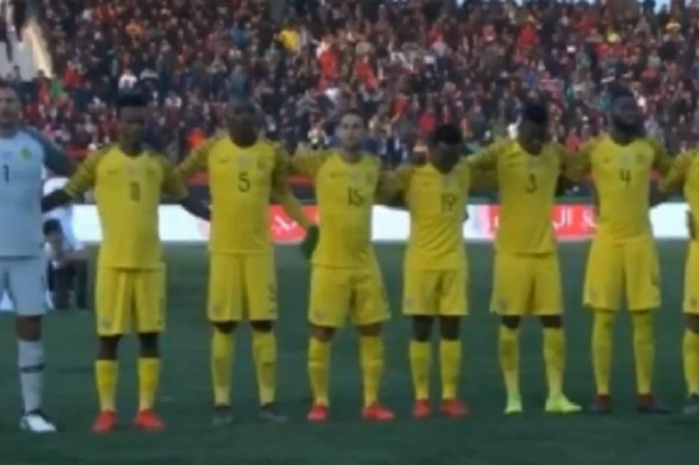 Pustili nacionalnu himnu sa mobilnog, a onda je telefon ZAZVONIO!