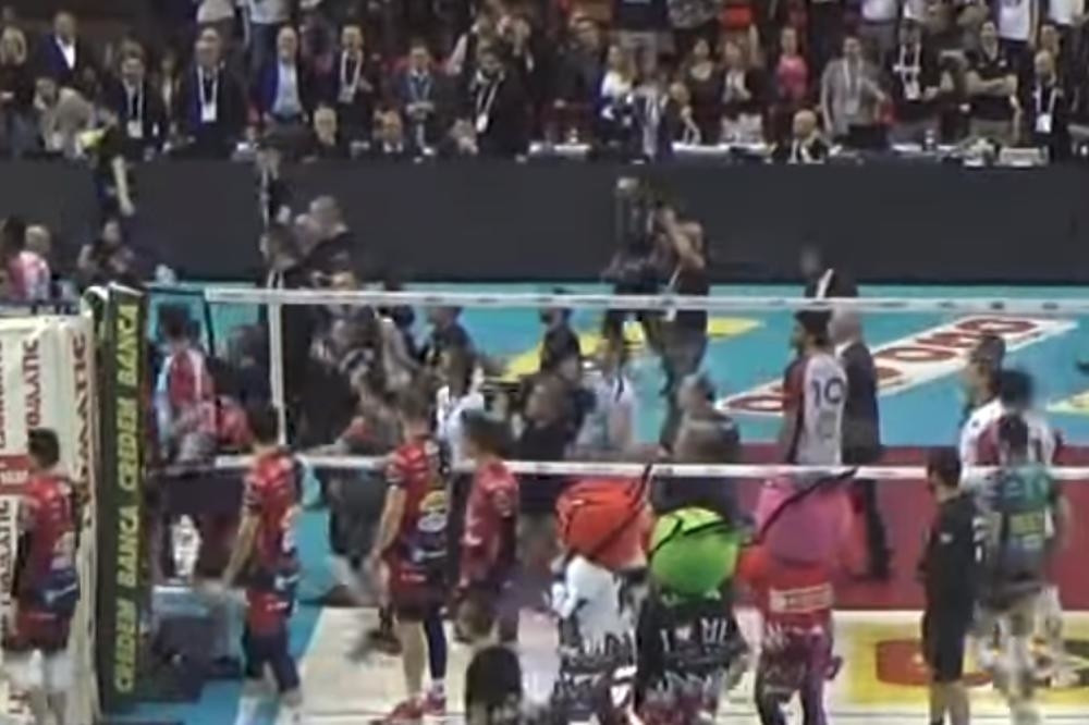 Ovo je nezapamćeno! Italijan PLJUNUO REPREZENTATIVCA SRBIJE, koji je poludeo i SKOČIO DA GA RASKOMADA! (VIDEO)