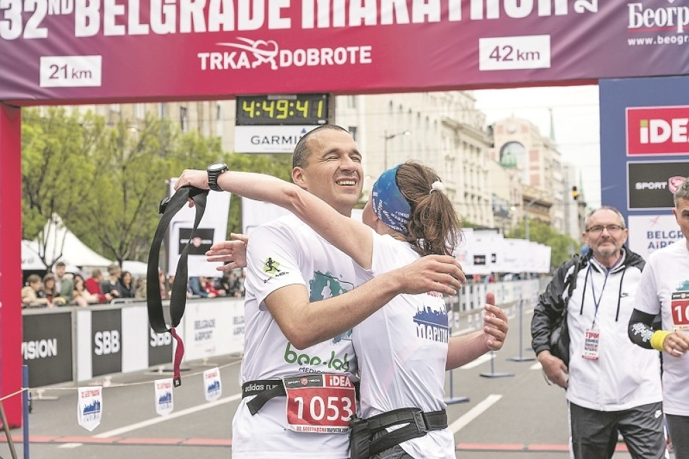 Slepi maratonac pretrčao svih 42 km u Beogradu i pobedonosno prošao kroz cilj (VIDEO)