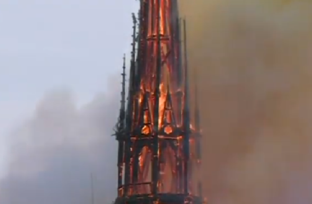 Gori pariska svetinja! Pre samo šest meseci na nju su okačili OVAJ simbol i pljunuli na srpske žrtve! (FOTO, VIDEO)