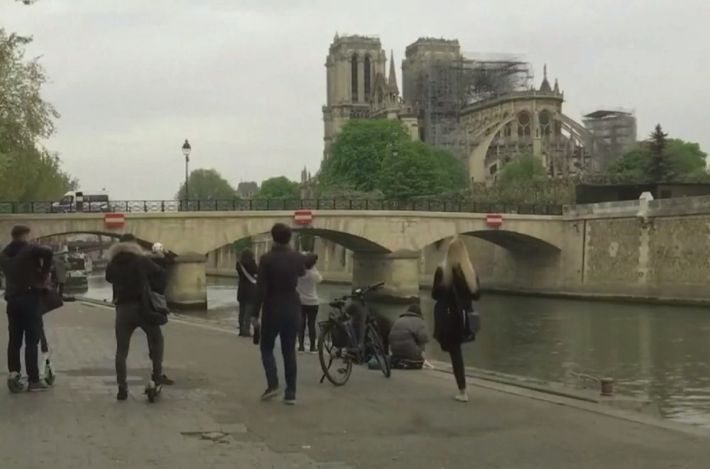 Pogledajte jezive fotografije Notr Dama u plamenu! Užasna drama pogodila Parižane! (FOTO/VIDEO)