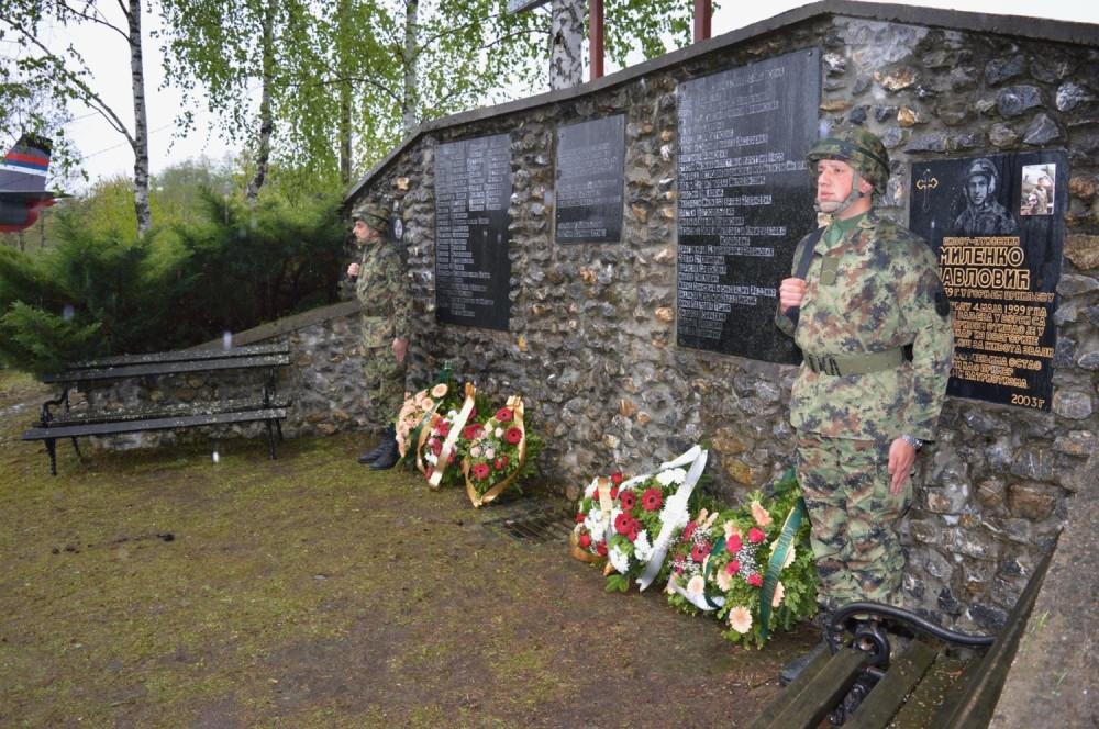 Pukovnik Pavlović je zadržao mlađeg kolegu da ne poleti, stradao je boreći se sam protiv 16 aviona, a poslednje je rekao: "Imaju me.."