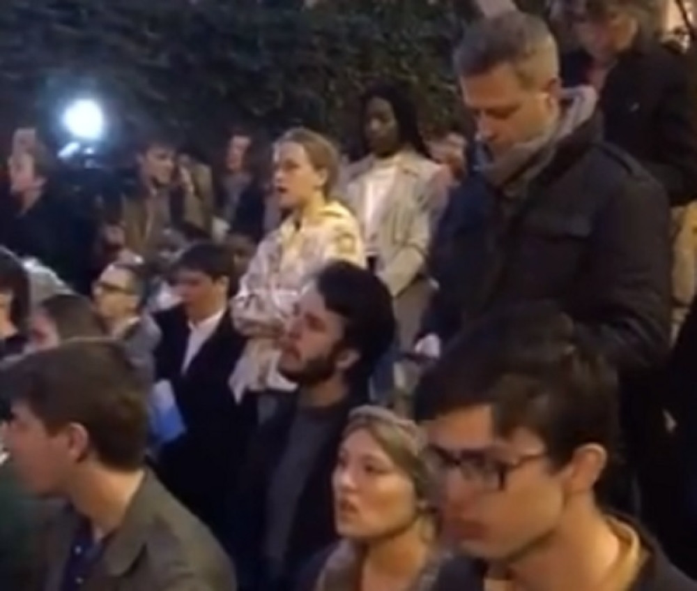 Dok je Notr Dam goreo, evo šta su Francuzi radili! Snimak koji je obišao svet! (VIDEO)